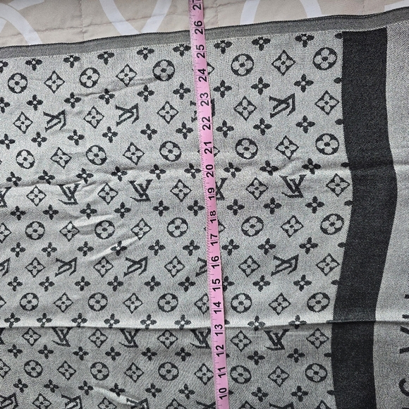 Louis Vuitton 100% cashmere scarf. New! Two faced-light gray and dark gray. - Picture 5 of 6